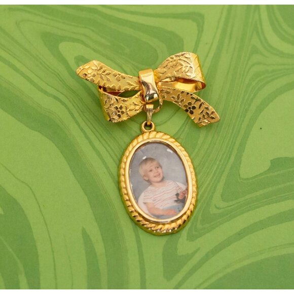 Vintage Picture Pendant Ribbon Gold Tone Brooch - W14 - Picture 1 of 2